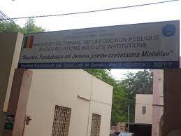 Le ministre du travail, de la fonction publique et du dialogue social exige l'application des règlements dans les services publics.